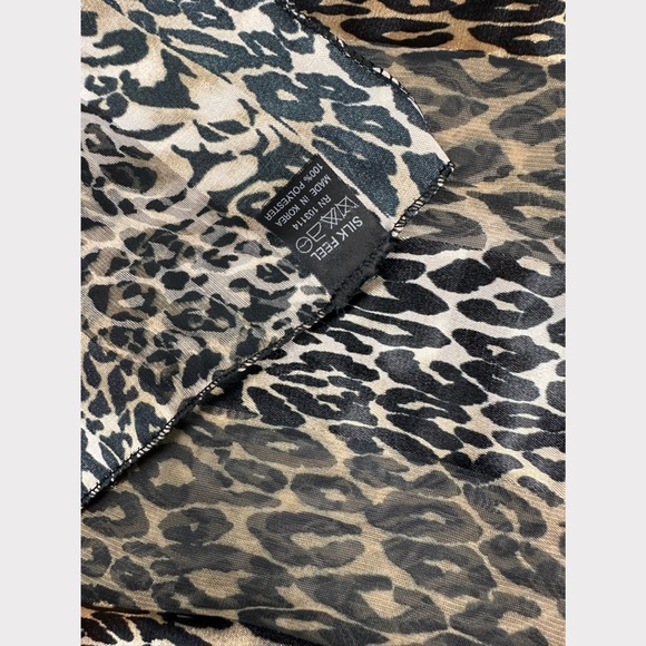 Leopard printed scarf - Picture 5 of 6